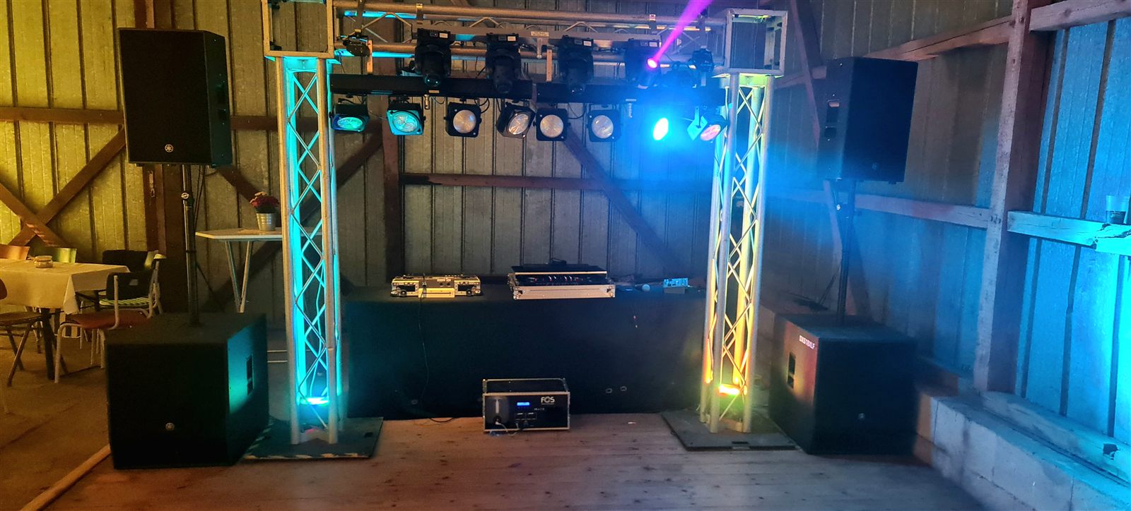 Komplettes Setup mit Traversen und Lichtshow in einer Scheune