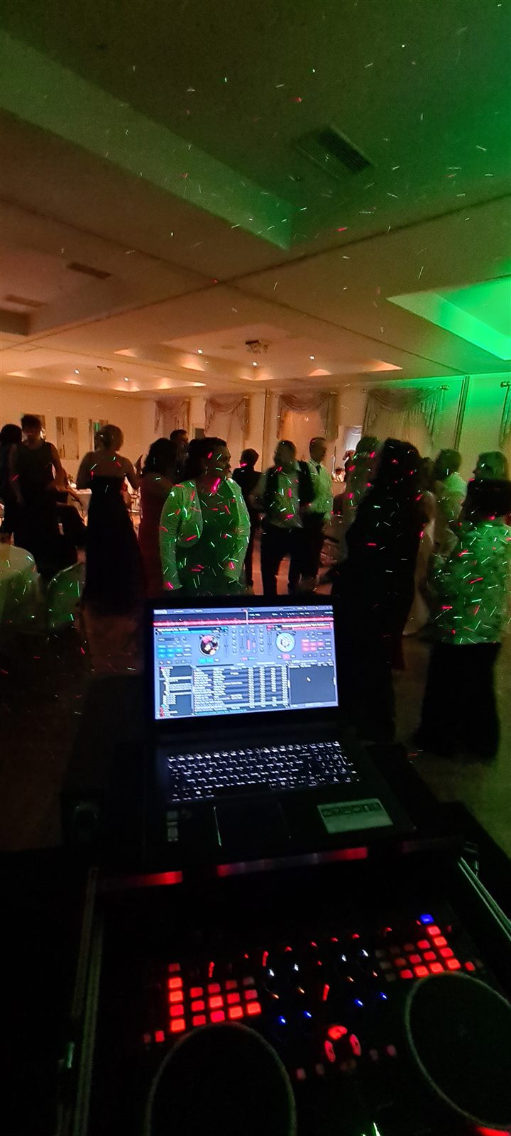 Blick vom DJ-Pult auf die Tanzfläche