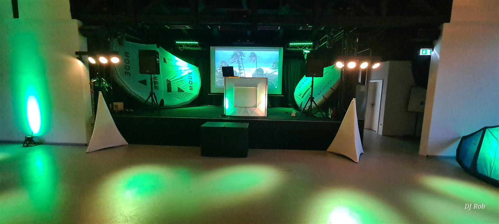 Bühne mit Leinwand und Lichttechnik